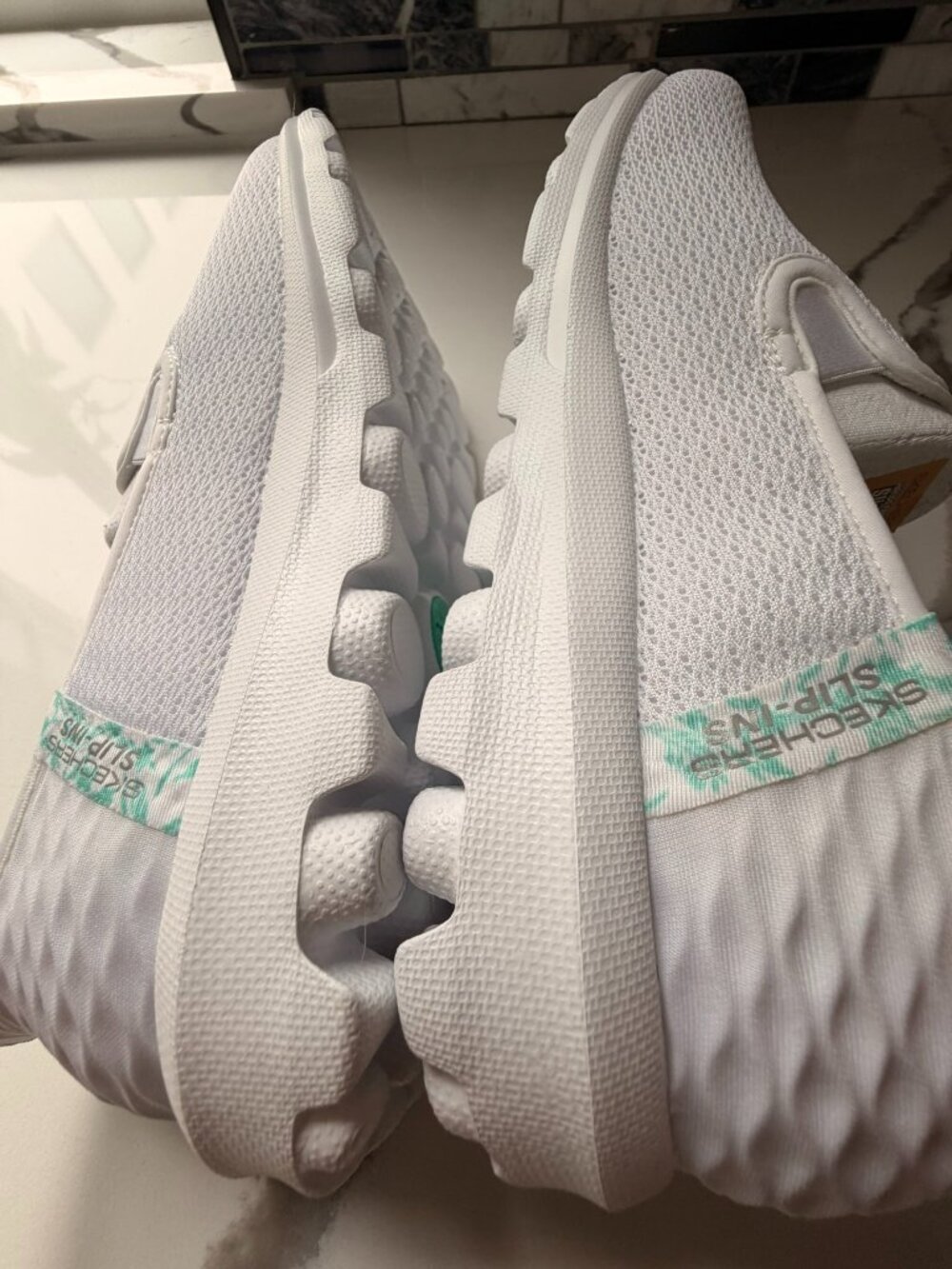 NWT Skechers Hands Free Slip-ins GO WALK White Mesh Comfort Shoes Women's 7.5